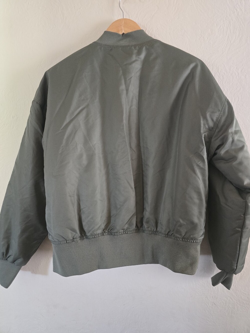 NWT! Universal Thread, Women's Satin Bomber Jacket, Green, Size Small, MSRP $50 - Picture 5 of 7
